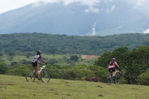 En las faldas del volcán Miravalles y las fumarolas