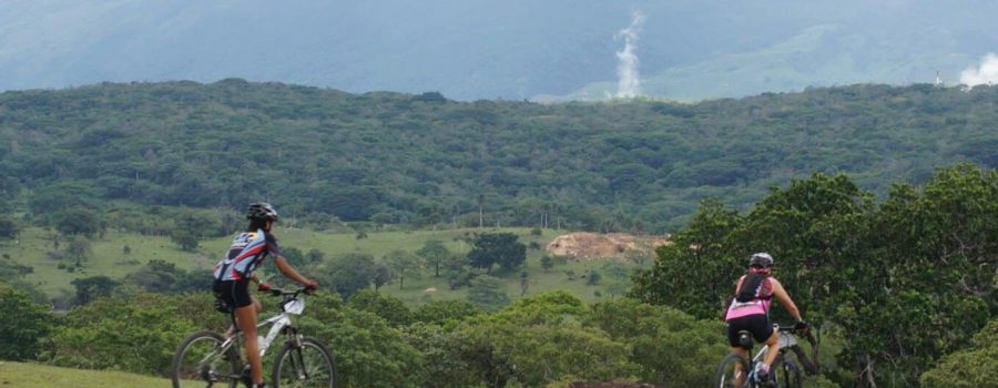 En las faldas del volcán Miravalles y las fumarolas