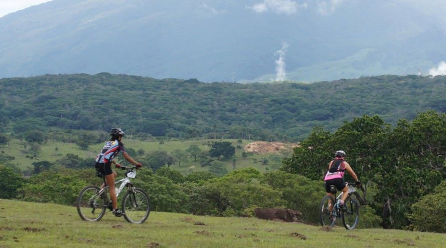 En las faldas del volcán Miravalles y las fumarolas