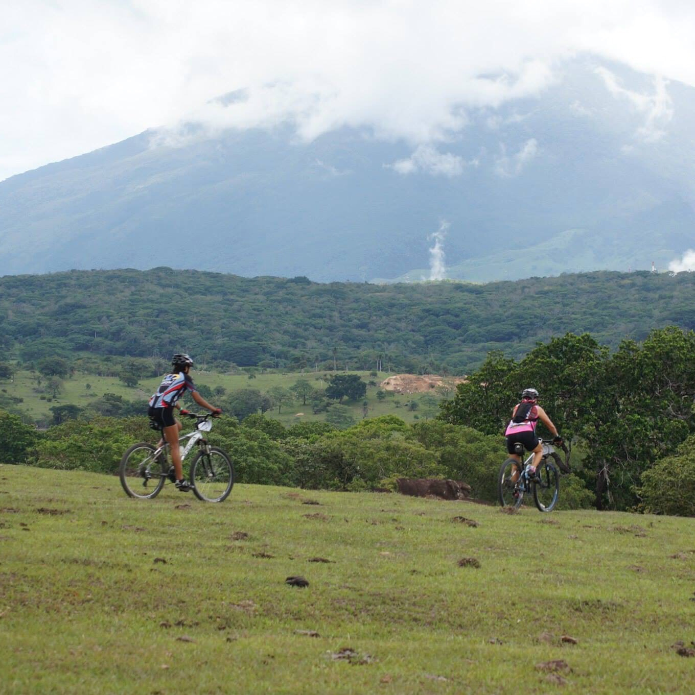 En las faldas del volcán Miravalles y las fumarolas